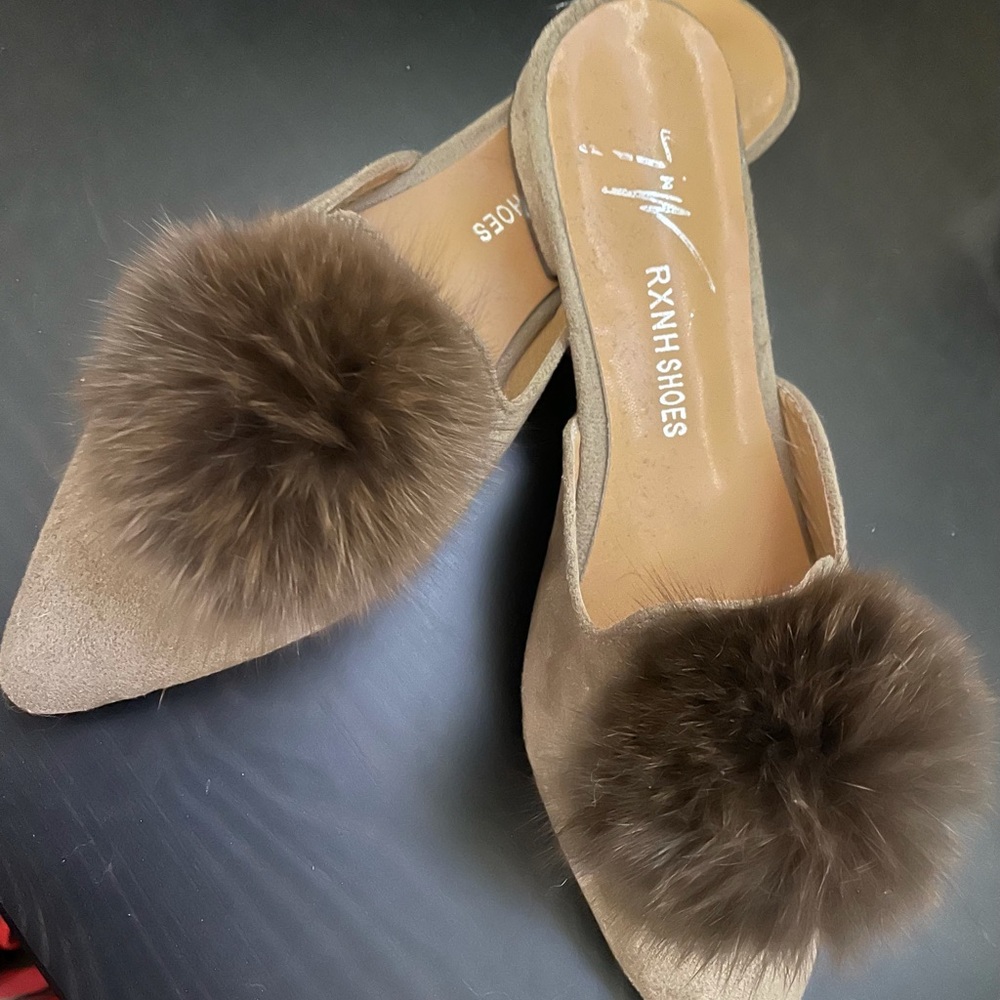 Cute Pom Pom flats!